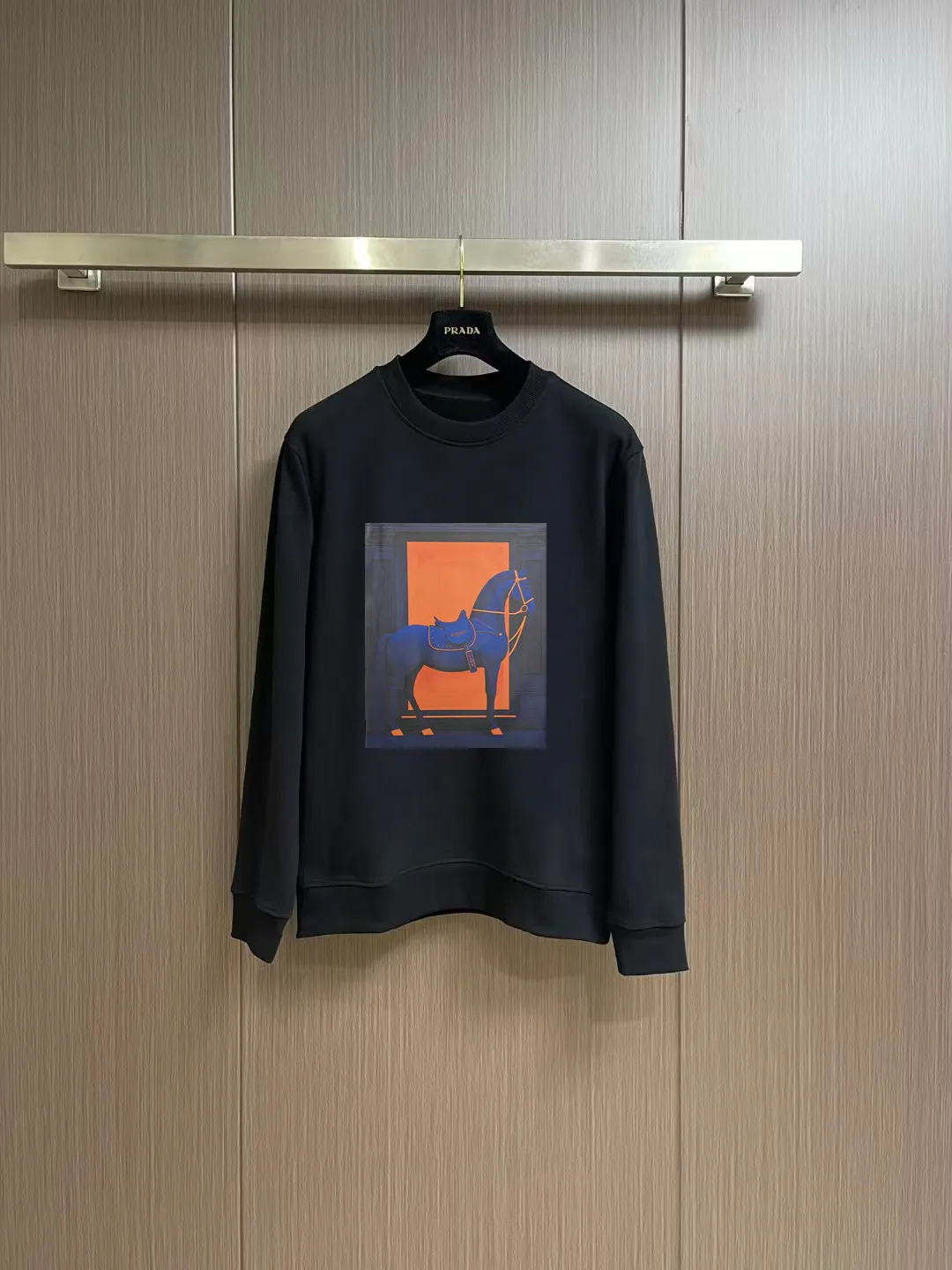Hermès 2026FW Autumn and Winter New Arrival round neck sweatshirt, simple yet stylish Retro, custom terry fabric, solid feel, very classy, ​​close-fitting, soft and delicate, very refined and tasteful, in line with the current trend aesthetic. Size Shoulder width Chest Sleeve length Clothes length M: 48 53 57.5 64 L: 49.5 55 59 66